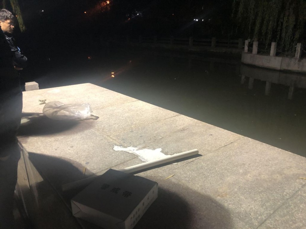 男子脫衣後跳入河中營救。網圖