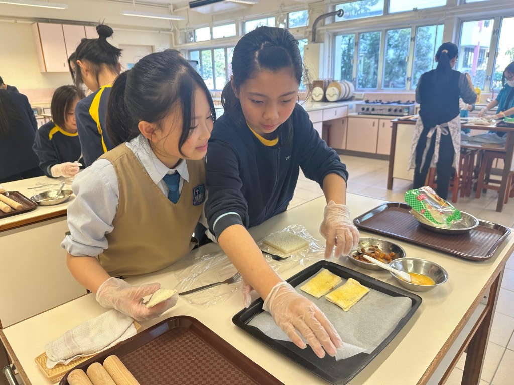 小五學生有機會到中學參觀,試上家政課活動。(圖片來源:受訪學校提供) 小五學生有機會到中學參觀,試上家政課活動。(圖片來源:受訪學校提供)