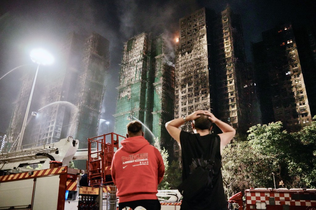 棚架棚網及外牆及窗外附有發泡膠板被指是助燃元兇。