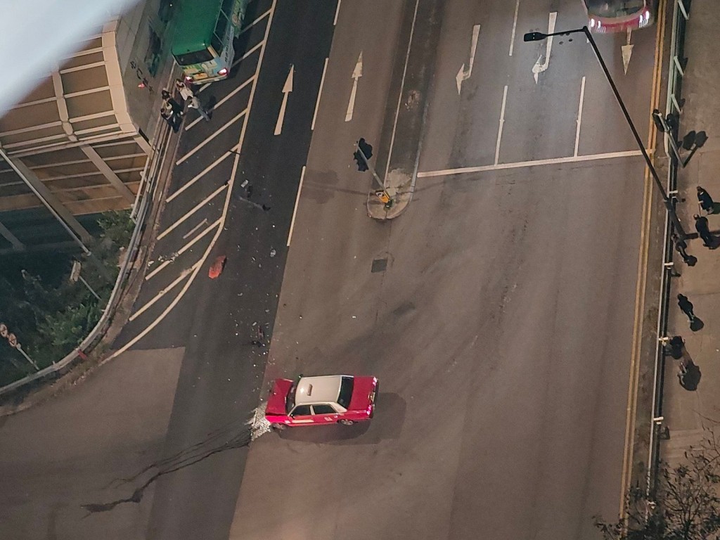 的士與專線小巴發生相撞。網上圖片