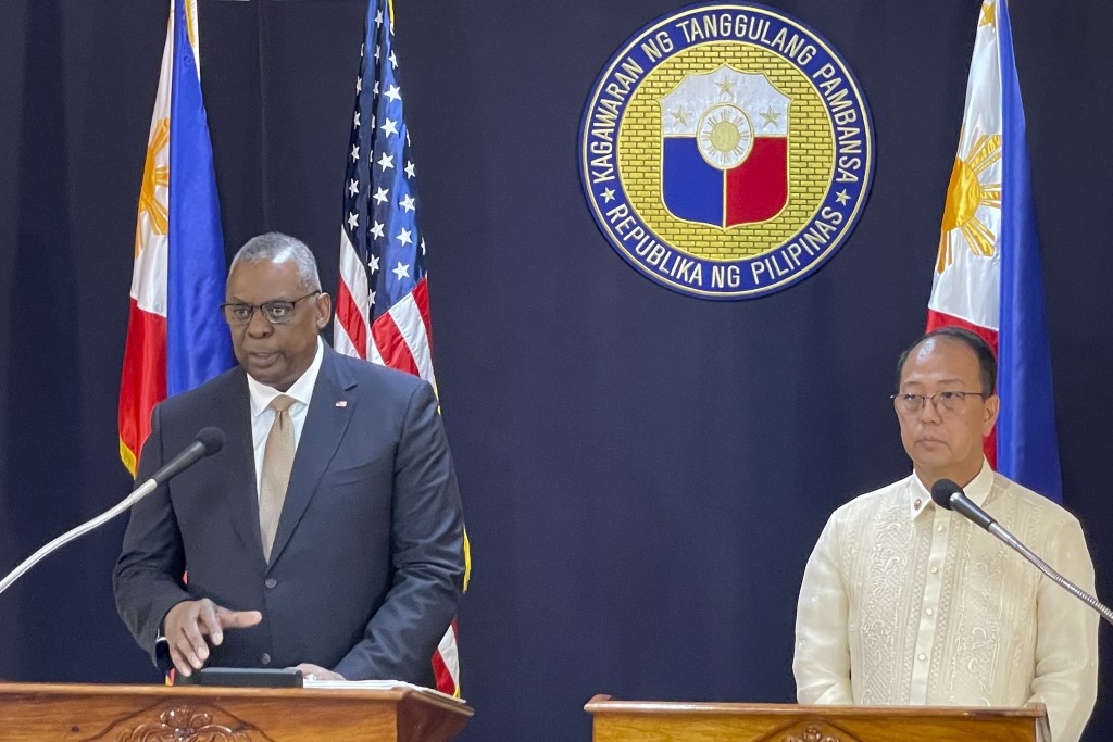 美國國防部長奧斯汀（左）與菲律賓國防部長加爾維斯舉行聯合記者會。AP