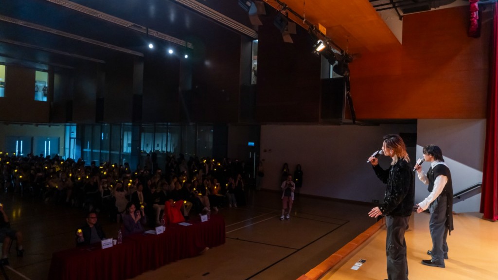 Jer與Jeremy以歌聲為參賽同學打氣。 Jer與Jeremy以歌聲為參賽同學打氣。