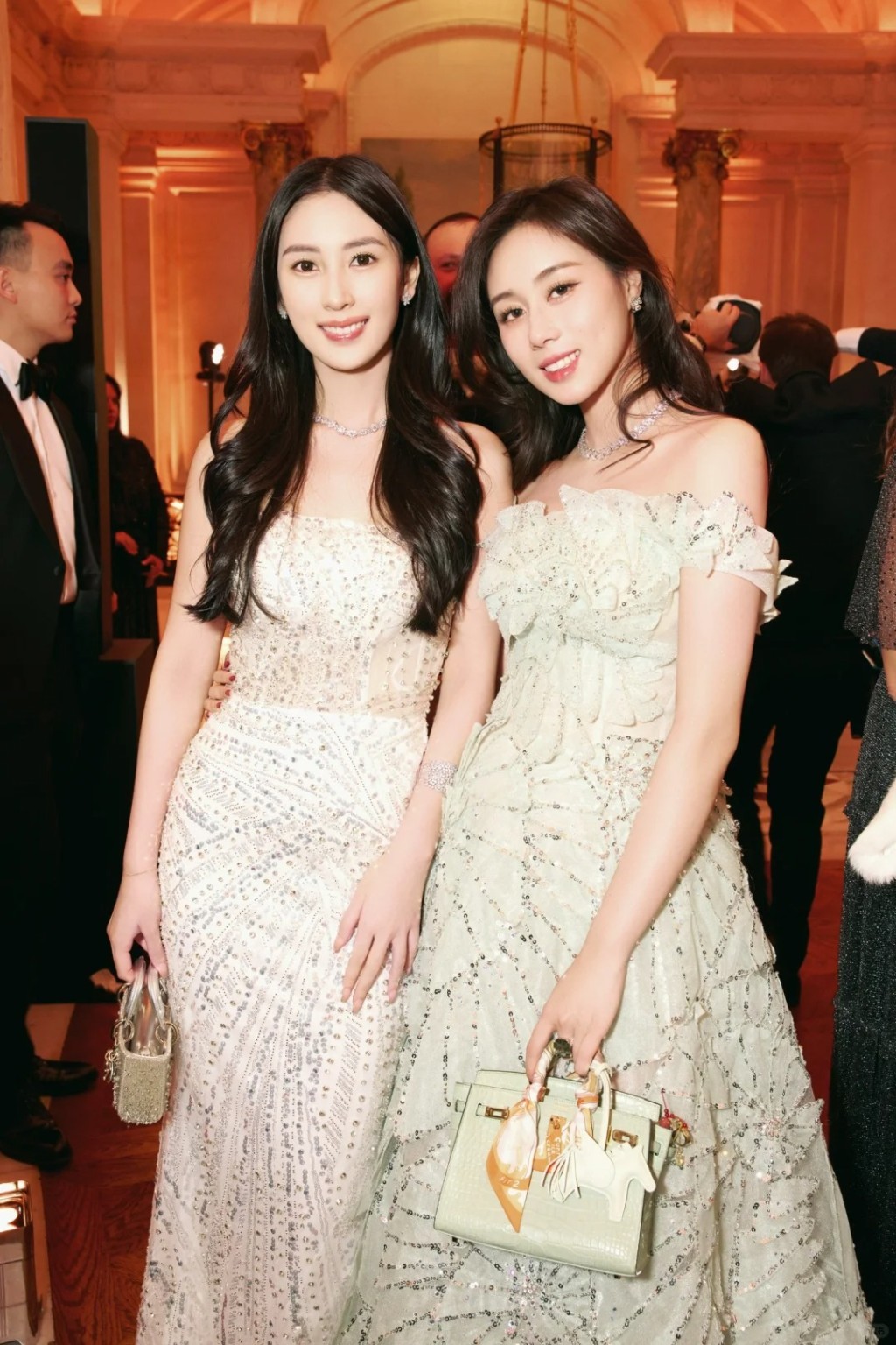 何超欣（右）和李朗怡（左）同样长有美人胚子，又是学霸。