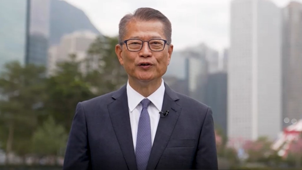 陈茂波表示，明年新挑战在所难免，但也将迎来更大新机遇。陈茂波网志影片截图