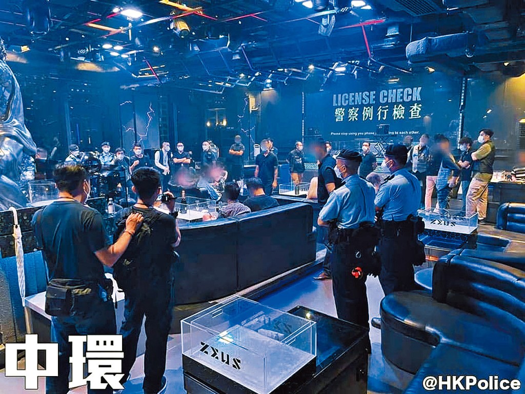 警方聯同食環署，突擊巡查蘭桂坊及蘇豪五家餐飲處所。