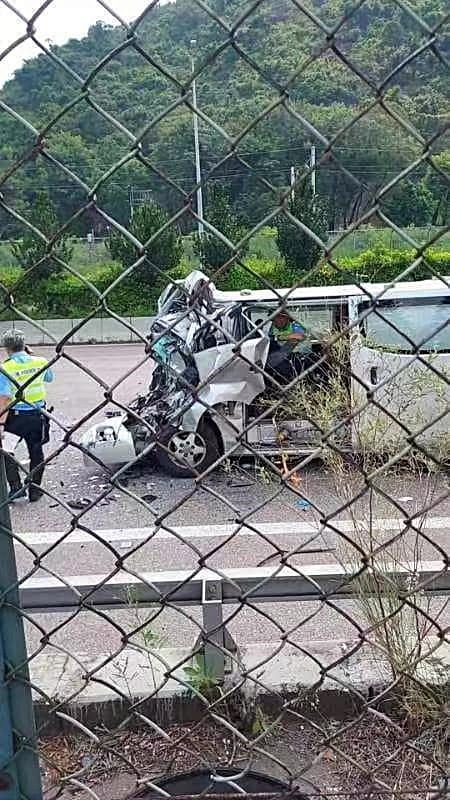 客貨車車頭嚴重損毀。網上圖片