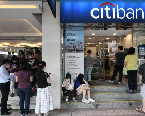 連日來都有市民去銀行排隊開戶或兌換外幣。