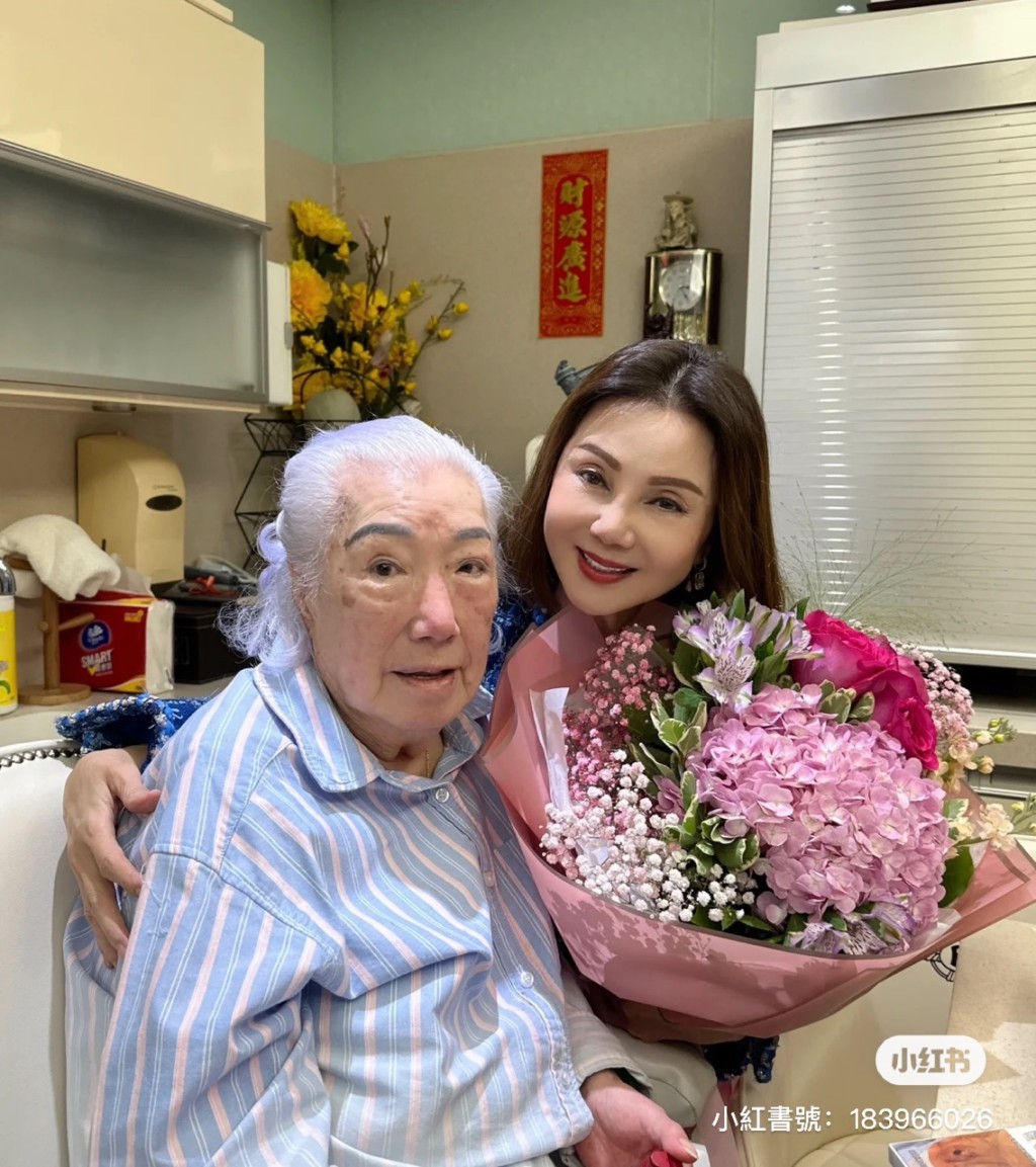 謝玲玲日前亦有與前奶奶慶祝生日。