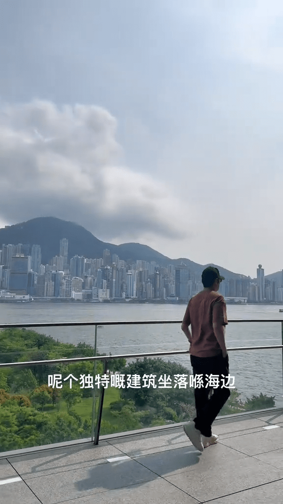羅嘉良還推介說：「如果大家嚟香港，不妨來到西九故宮，呢個獨特嘅建築座落於海邊。」