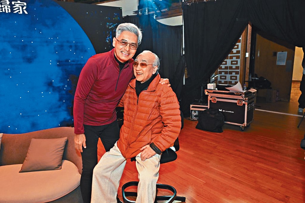 發哥現身撐鵬哥，走入後台合照。