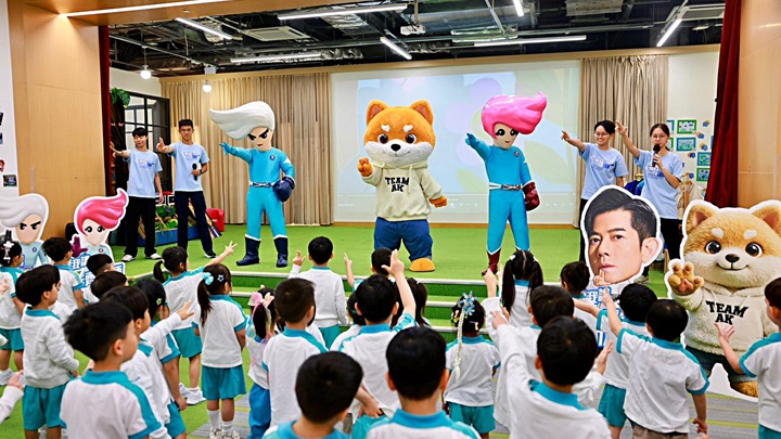 禁毒大使去幼稚園同小朋友上「聽我講一齊企硬BB班」！FB：保安局