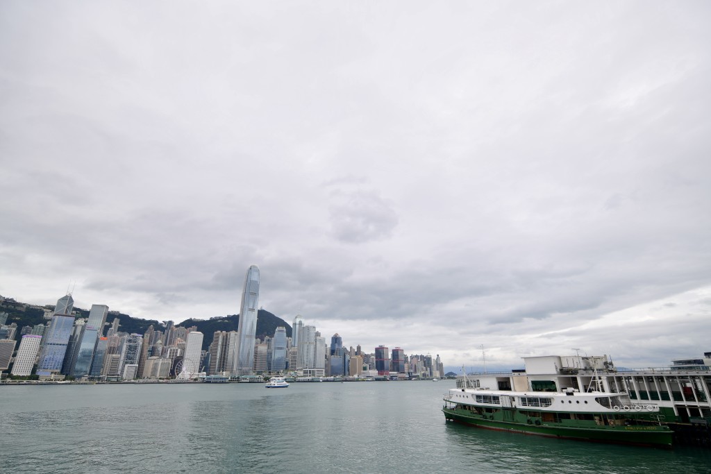 天文台預料海有大浪及湧浪，呼籲市民請遠離岸邊及停止所有水上活動。