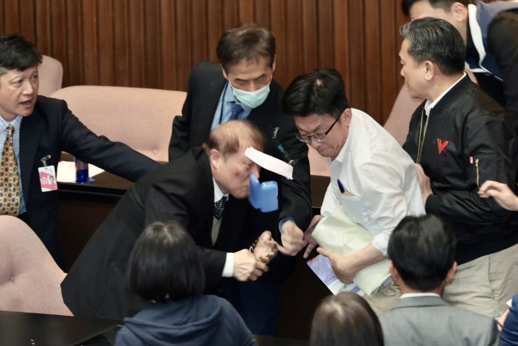 台湾立法院17日开会期间，立委之间爆发严重肢体冲突。中时