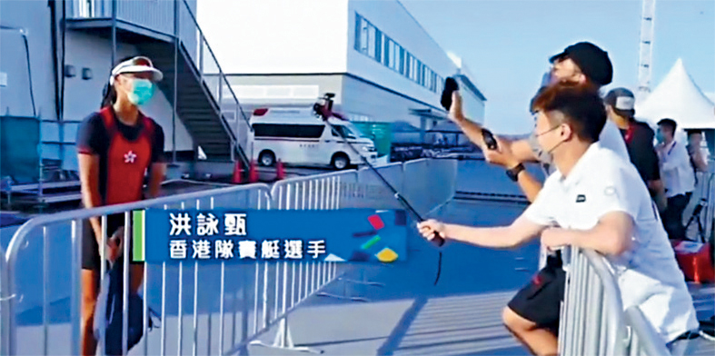 洪咏甄在2021年东京奥运比赛期间，被TVB艺人周奕玮和吴业坤截停做访问。