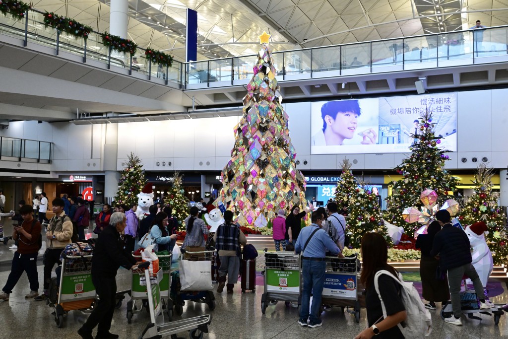 圣诞节假期最后一天，回港高峰机场人流。陈极彰摄