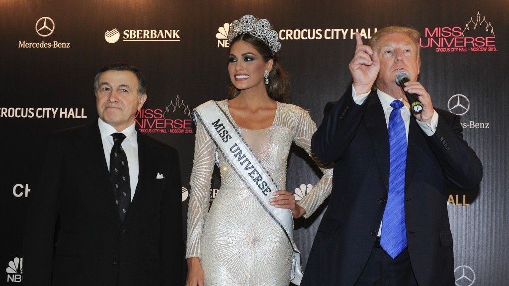 在“通俄门”关键人物阿加拉罗夫（左）邀请下，特朗普到克洛库斯音乐厅举办2013年度环球小姐比赛。 美联社资料图