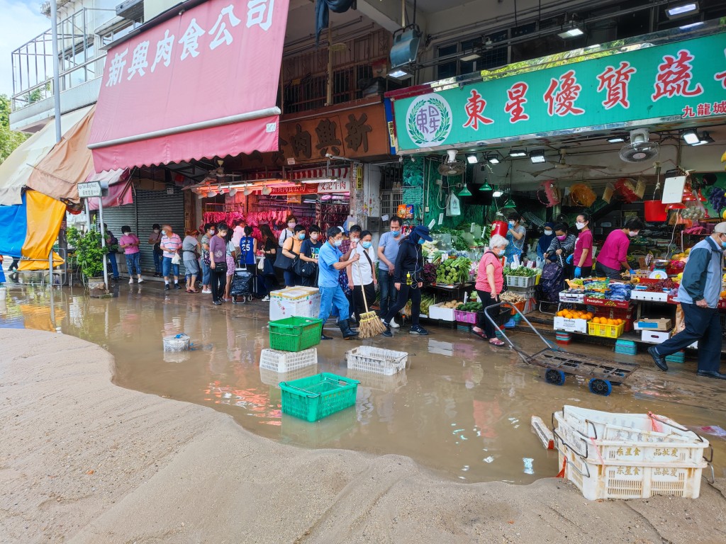 街市地鋪堆滿積水。　
