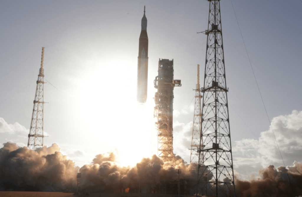 美国太空总署（NASA）载人环绕月球任务“阿提米丝2号”（Artemis II），于美东时间周三（1日）傍晚6时35分（香港时间今日清晨6时35分），在佛罗里达州甘迺迪太空中心成功发射升空。路透社