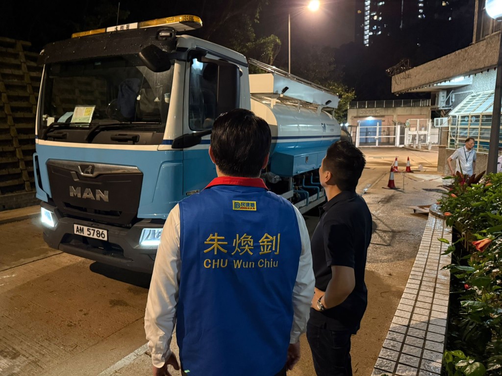 業主立案法團即時聯絡區議員鄭家豪及朱煥釗協助,聯絡水務署安排水車到場。(區議員鄭家豪FB專頁相片) 業主立案法團即時聯絡區議員鄭家豪及朱煥釗協助,聯絡水務署安排水車到場。(區議員鄭家豪FB專頁相片)