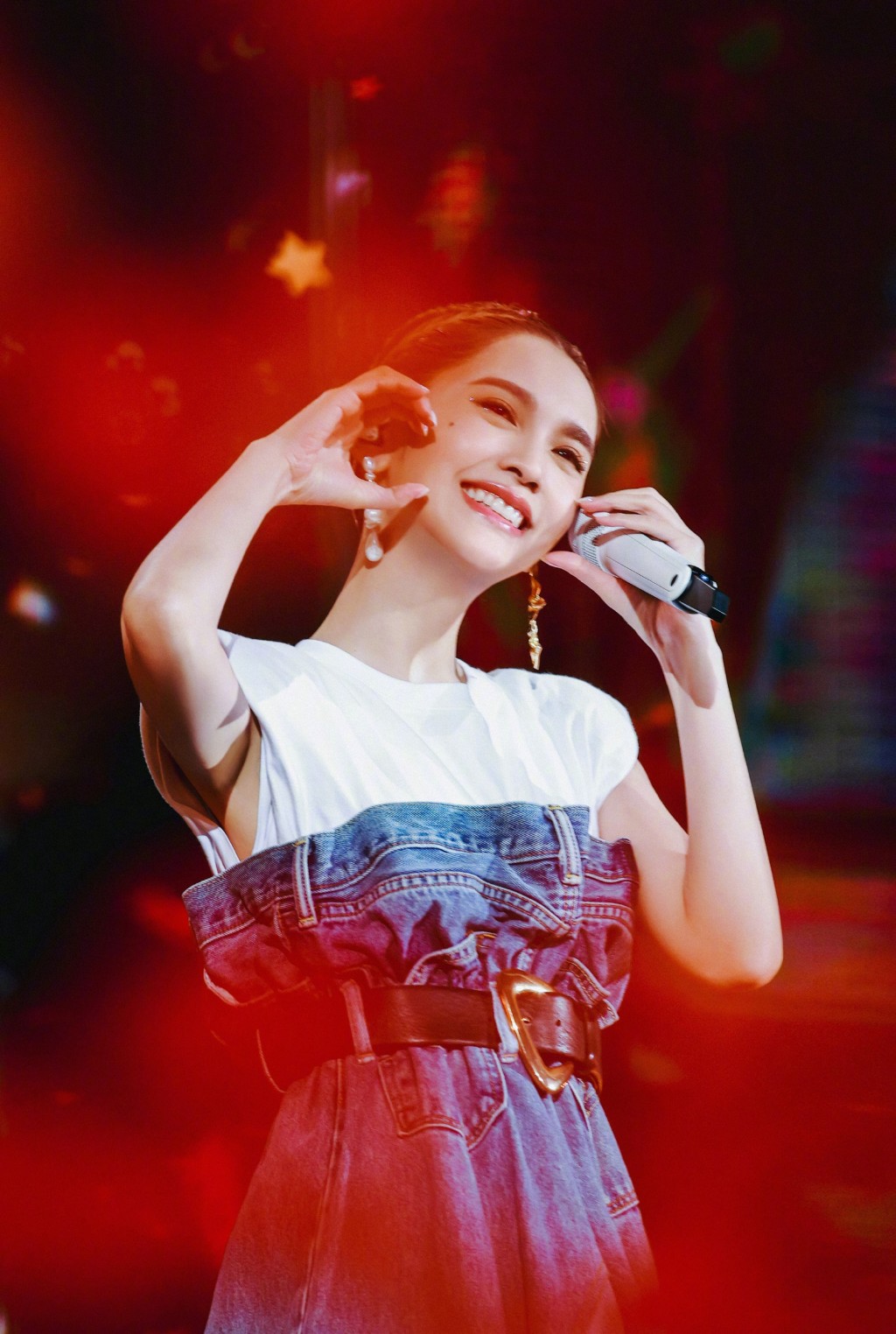 杨丞琳9日在河南郑州开演唱会。