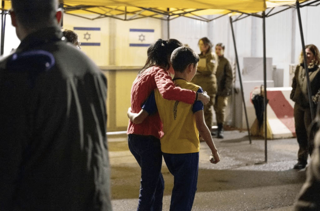 11 月28 日，獲釋的12 歲以色列人質埃坦·亞哈洛米(Eitan Yahalomi) 與母親走向過境口岸，重獲自由。路透社