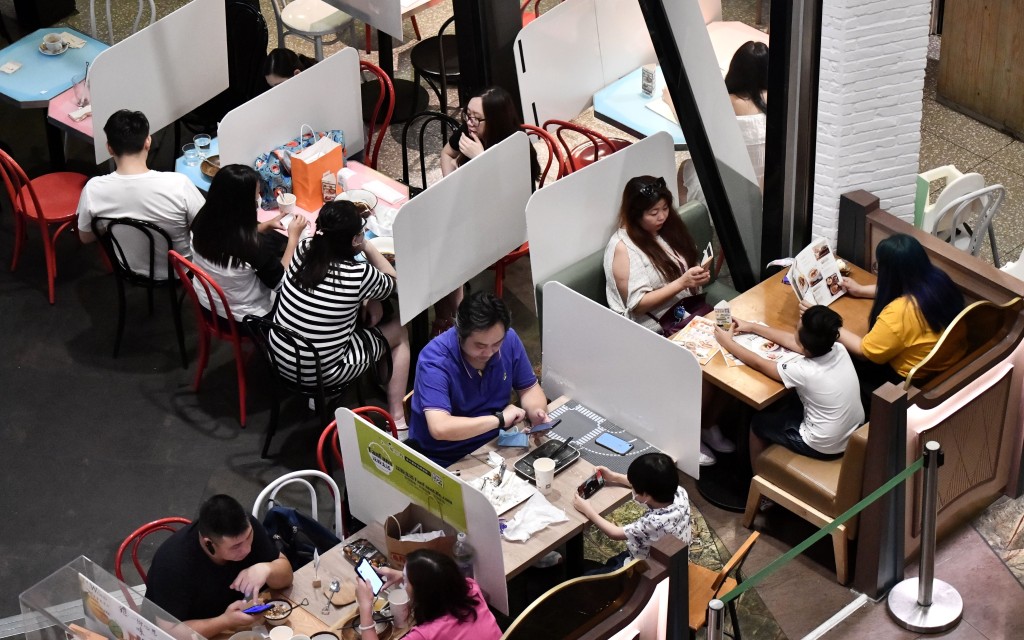 要防控疫情，政府和專家最直接的反應就是收緊社交距離，以至限制食肆等的經營。