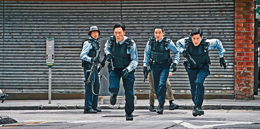 （右起）陳家樂、方中信、張文傑、陳國邦飾演警員，勇鬥劫匪。