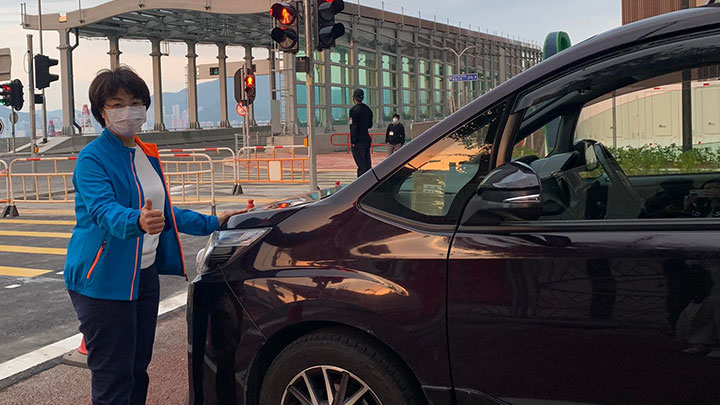 方國珊率先成為首批駕車上跨灣大橋及將藍隧道的人,直言心情很興奮。方國珊fb圖片