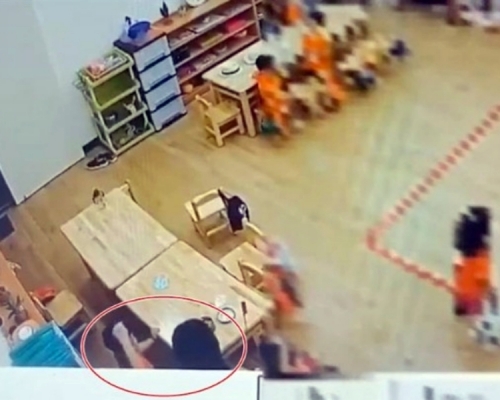 男童被老師拉扯衣領及頭髮。「爆料公社」FB圖片