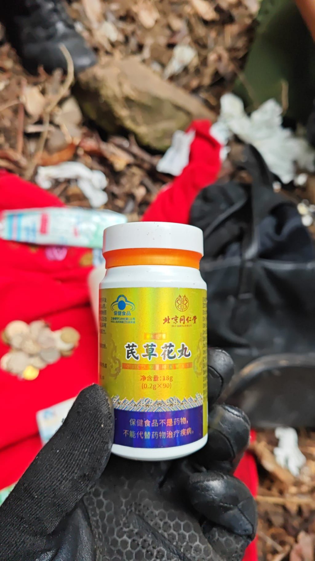 搜救人員在老翁身旁發現大量個人物品,包括保健品。 搜救人員在老翁身旁發現大量個人物品,包括保健品。