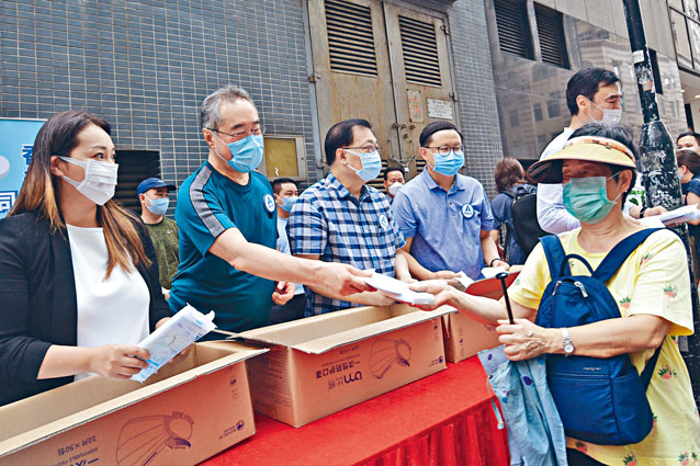 ■「香港再出發大聯盟」昨舉行「千萬口罩獻愛心」活動,於全港各區五百個地點派口罩,秘書長兼全國人大常委譚耀宗、共同發起人兼全國政協常委唐英年等,昨早往上環派發口罩,吸引市民大排長龍。