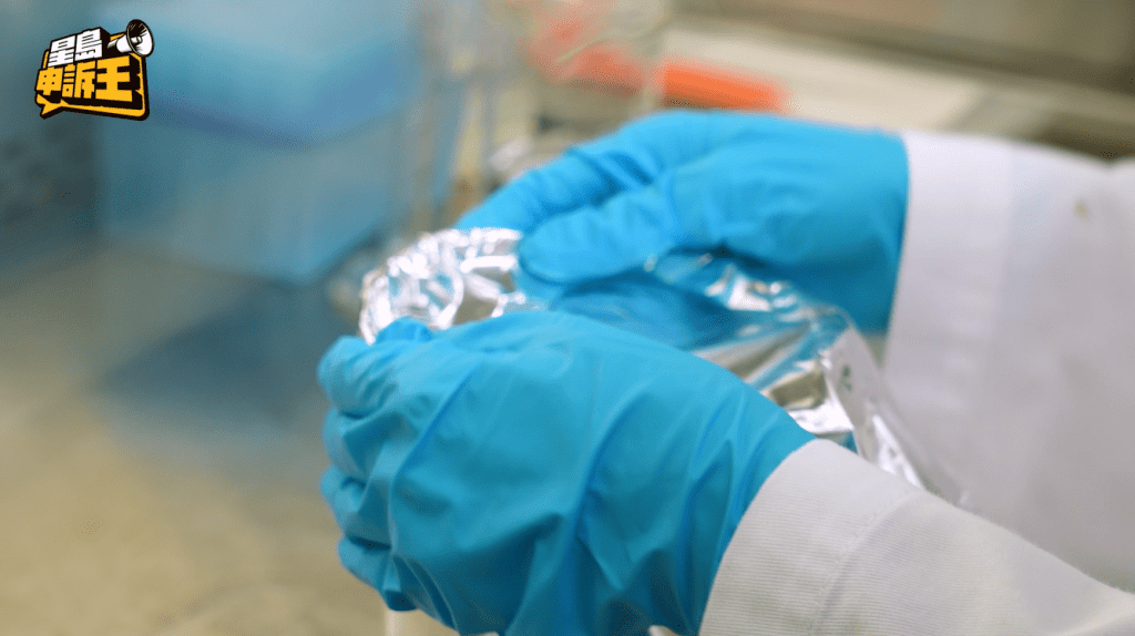 微生物實驗步驟三：以滅菌錫紙密封樣本。