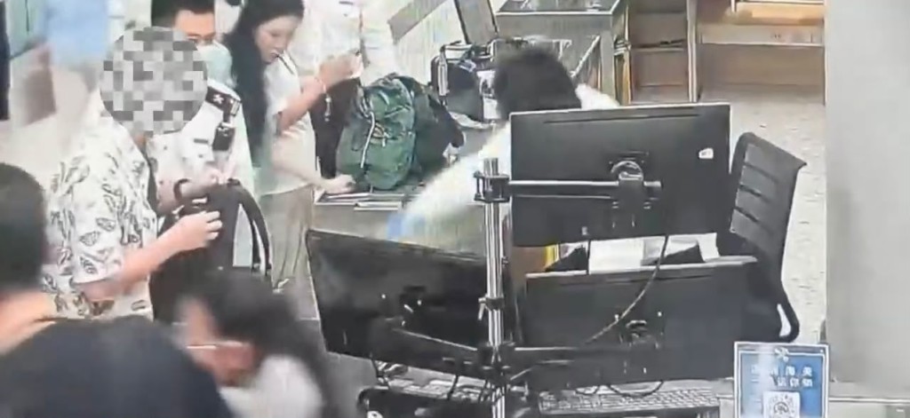 男子行李箱机检图像异常被拦截。海关发布