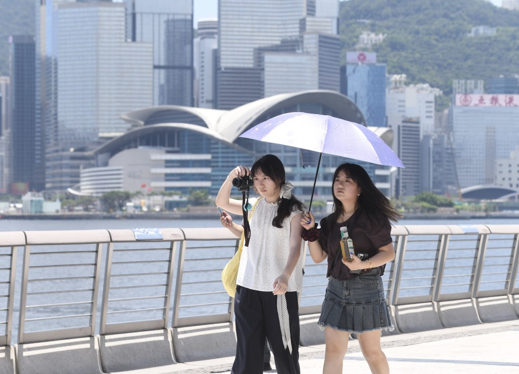 本港地區今日天氣預測,大致多雲,有幾陣驟雨及狂風雷暴。何君健攝 本港地區今日天氣預測,大致多雲,有幾陣驟雨及狂風雷暴。何君健攝
