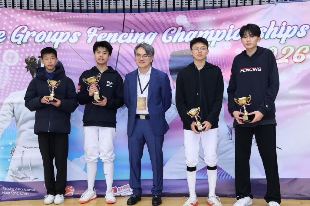 身高1米90的黃柏耀（右一）比同齡的劍手都要高出一個頭，男重「少年組」冠軍是陳俊曦（左二）。徐嘉華攝