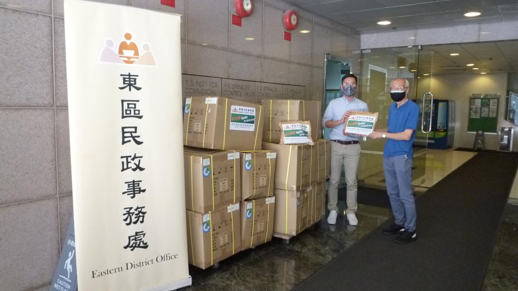 東區民政事務處向物業管理公司派發快測套裝,供港運城的住戶、清潔及物管員工作自願檢測。政府圖片