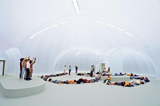 今屆的威尼斯雙年展以《The Milk of Dreams》為主題。