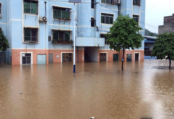 廣西崇左市突降暴雨，市區多處出現嚴重水浸。(網圖)