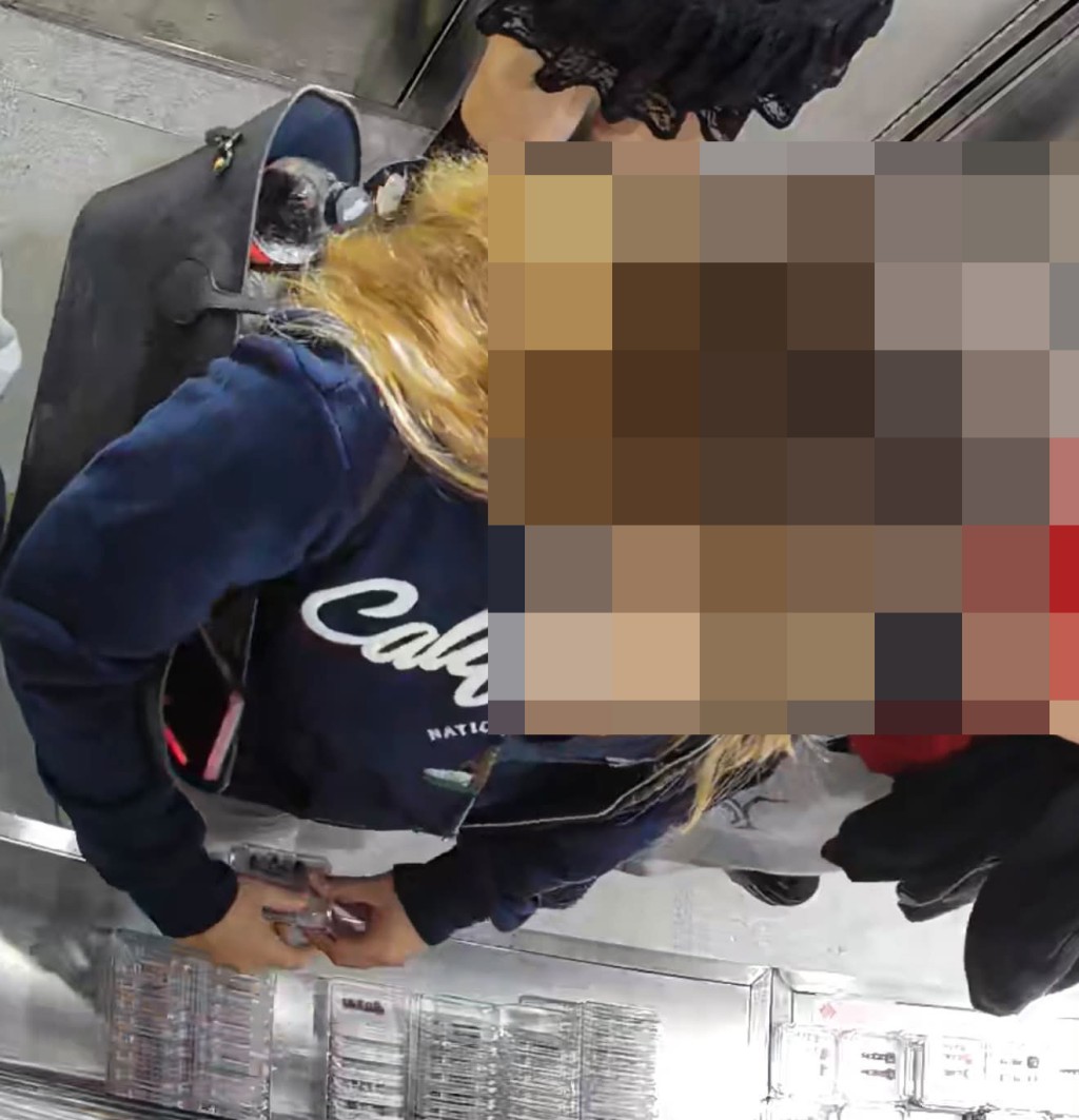 少女將手上的穿戴甲偷偷塞進手袖,然後佯裝翻找手袋裡的物品,趁機將盜取得來的穿戴甲放入袋內。 少女將手上的穿戴甲偷偷塞進手袖,然後佯裝翻找手袋裡的物品,趁機將盜取得來的穿戴甲放入袋內。