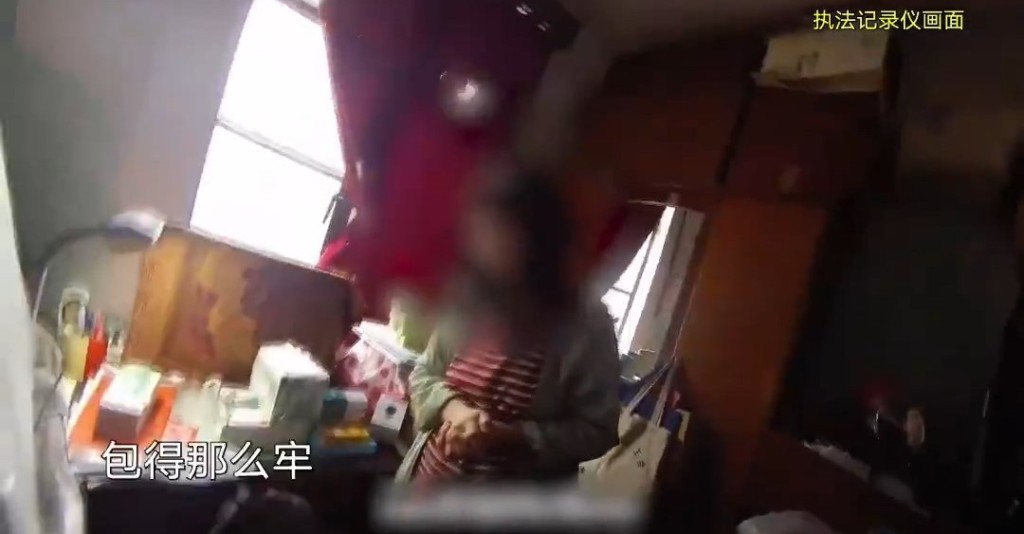 執行警員搜查發現該上海大媽將240餘萬元現金藏在家中。微博@康斯坦丁