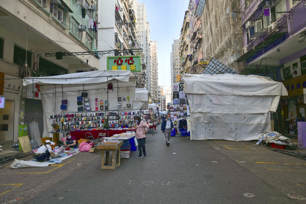 疫情期间，部分档主午后才营业。图中可见地上画有分隔档位的黄色框框。