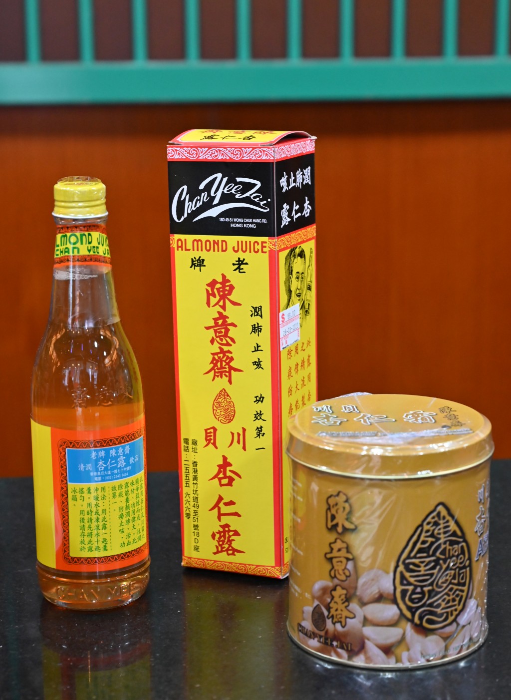 真材实料的杏仁露(右/$56)和杏仁霜(左/$48)均是以古法制成，风味只此一家。