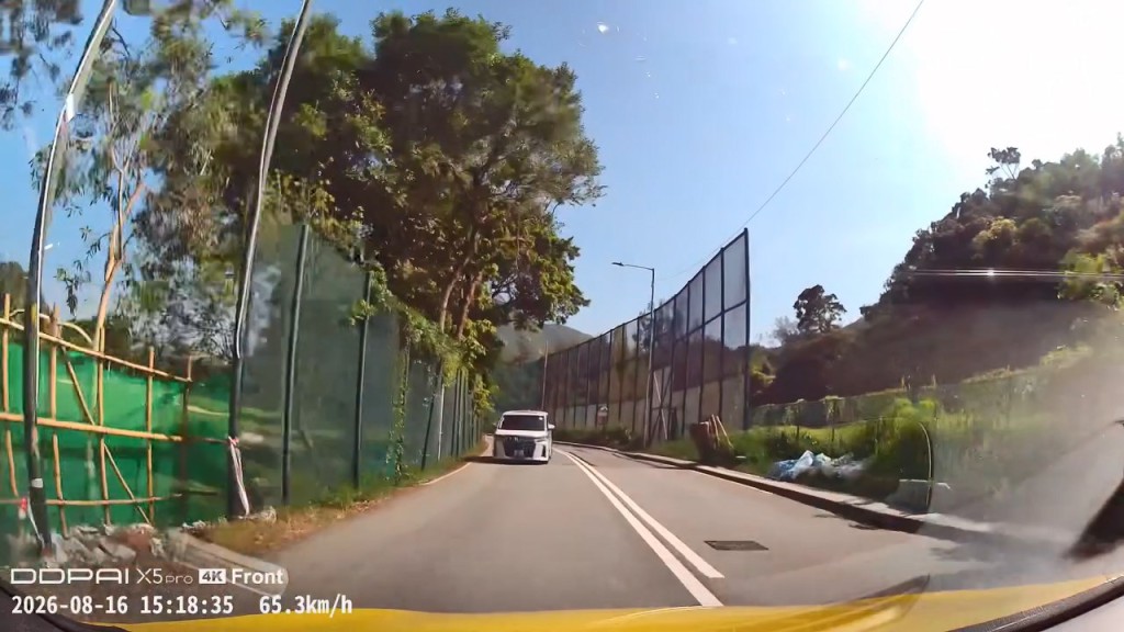 一輛掛有中港車牌的七人車於石澳道逆線行駛,幾乎與駛至的車輛迎頭相撞。fb「車camL」群組片段截圖 一輛掛有中港車牌的七人車於石澳道逆線行駛,幾乎與駛至的車輛迎頭相撞。fb「車camL」群組片段截圖
