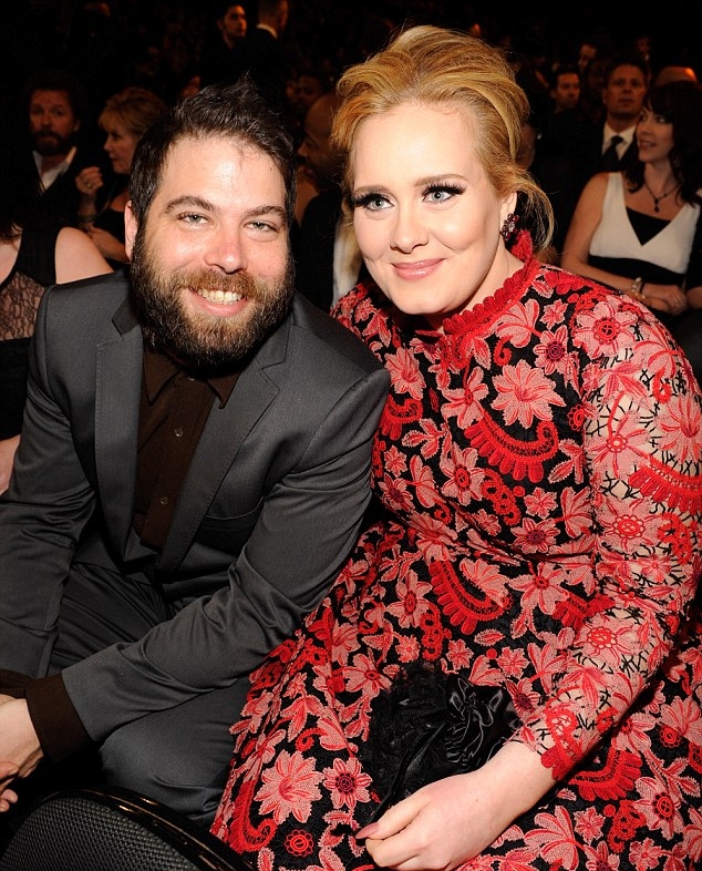 2019年Adele宣布与前夫Simon Konecki结束两年短暂婚姻。