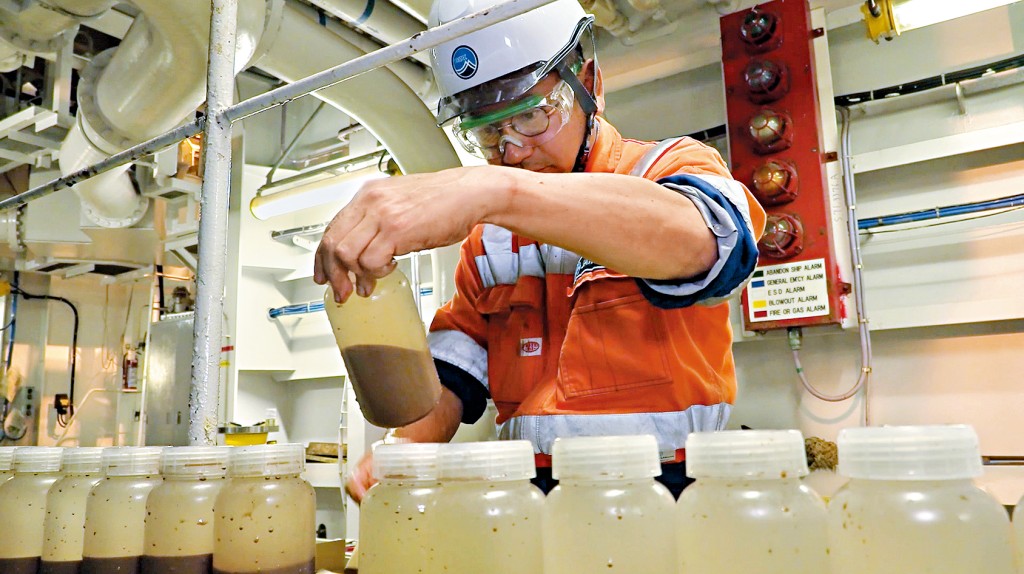 日本探測船在深海採集到的含稀土淤泥。