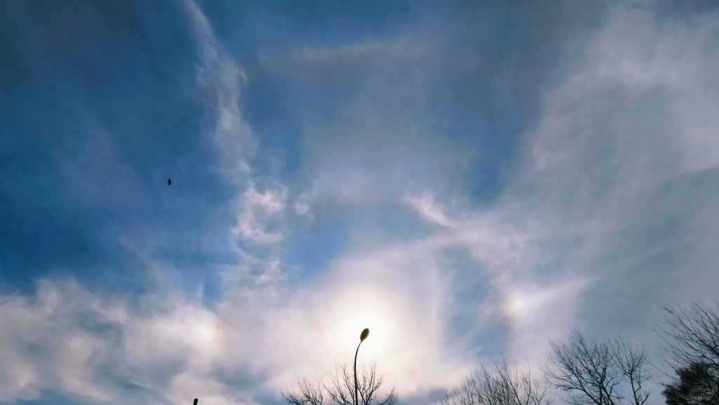 北京昨午出現「三個太陽」的「幻日」奇觀。小紅書