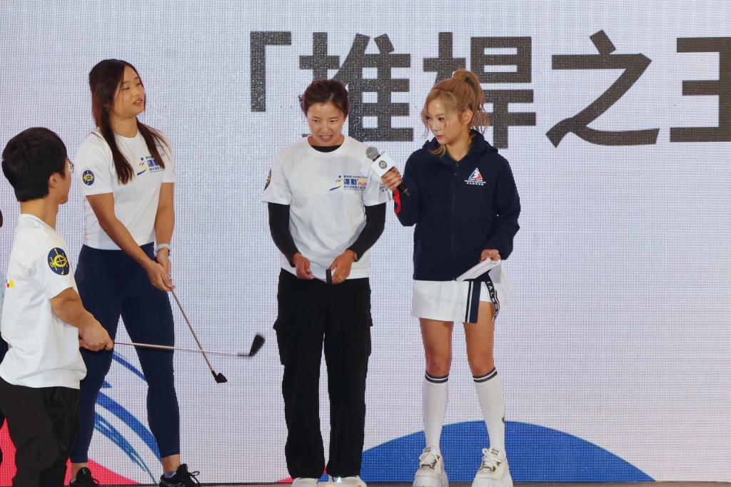 陳芷澄（右二)在活動上教握桿姿勢。徐嘉華攝