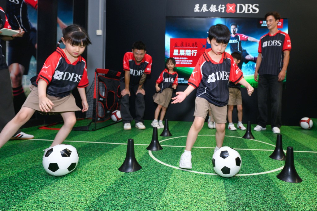 東華三院屬下幼稚園的學童參與足球互動體驗。 東華三院屬下幼稚園的學童參與足球互動體驗。