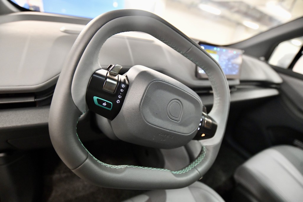車輛會自動行駛、扭軚、加減速,判斷是否駛出讓路口等。 車輛會自動行駛、扭軚、加減速,判斷是否駛出讓路口等。