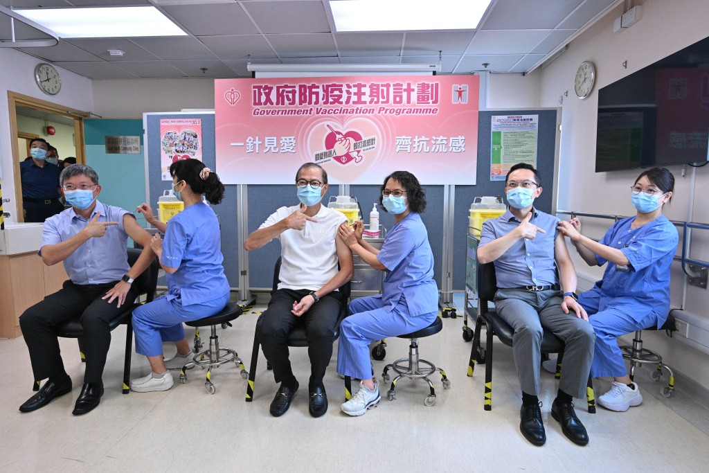 盧寵茂（左三）、陳松青（左一）和林文健（右二）接種季節性流感疫苗。政府新聞處圖片